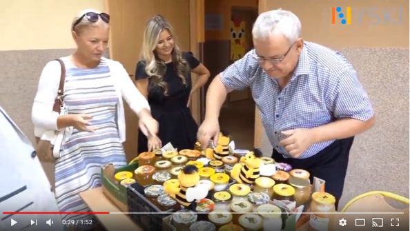 Przekazanie miodu dla domu dziecka